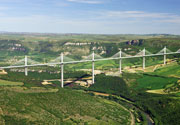 Het viaduct van Millau op 30 km afstand