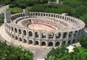 Arles en zijn arena's op 37 km afstand