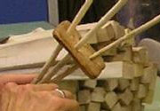 Vervaardiging van zwepen van Micocouliers hout