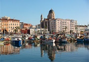 De oude haven van Saint-Raphaël ligt op een steenworp afstand