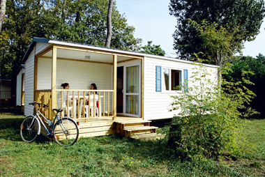 Vente privée Résidence Club Sous Les Pins – Vue extérieure d'un mobil home