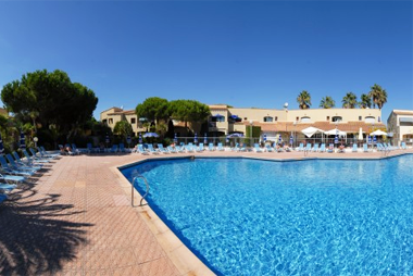 Vente privée Résidence-Club Domaine Saint Loup – Piscine de la Résidence-Club Saint Loup