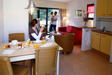 Vente privée Résidence-Club Domaine Saint Loup – Salle à manger / kitchenette