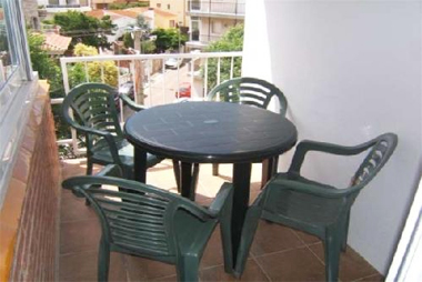 Vente privée Résidence Voramar – Balcon avec table et chaises de jardin