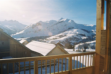 Vente privée Résidence La Fontaine du Roi 4* – Vue de la terrasse sur le charmant domaine