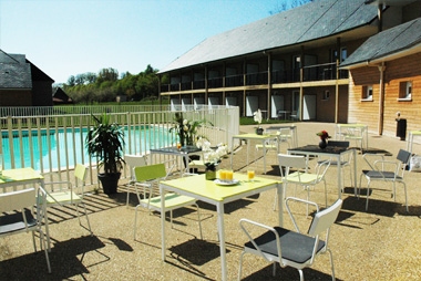 Vente privée Résidence / Hôtel les Hauts de Honfleur – Terrasse en bord de piscine