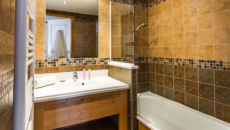 Vente privée Résidence Les Balcons Des Aiguilles 4* – Salle de bain avec douche ou baignoire