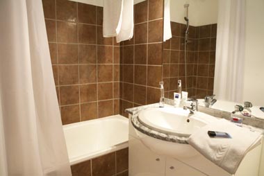 Vente privée Résidence Le Bois Méan 3* – Salle de bain avec douche ou baignoire