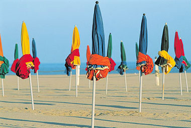 Vente privée Résidence Les Portes d'Honfleur 3* – La plage de Deauville et ses parasols - 30 km