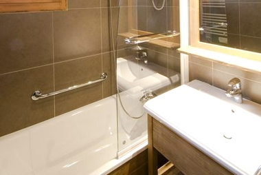 Vente privée Résidence Les Chalets d'Anaïte – Salle de bain avec douche ou baignoire