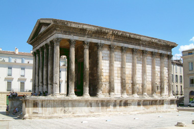 Vente privée Hôtel &quot;Royal Hôtel &quot; – La Maison Carrée de Nîmes - 40 km