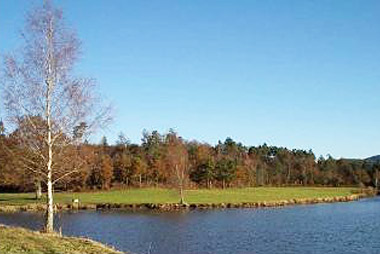 Vente privée Résidence Les Cottages du Puy d'Agnoux 4* – Le lac à proximité des cottages