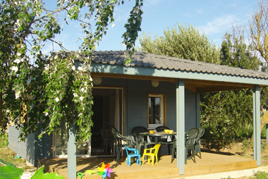 Vente privée Résidence Les Hameaux des Marines – Terrasse avec salon de jardin pour chaque chalet