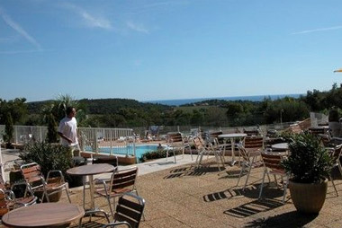 Vente privée Résidence le Parc des Chênes – Terrasse ensoleillée au bord de la piscine