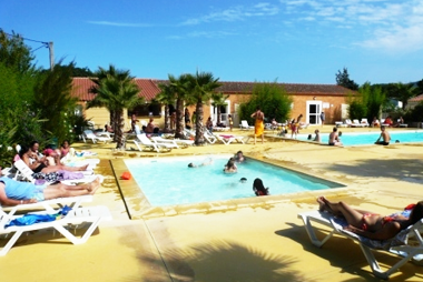 Vente privée Camping Le Domaine de la Pinède – Accès gratuit à la piscine extérieure (avril - oct.)