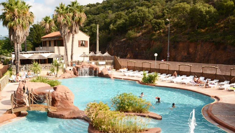 Vente privée Camping 4* La Vallée du Paradis – La piscine extérieure...