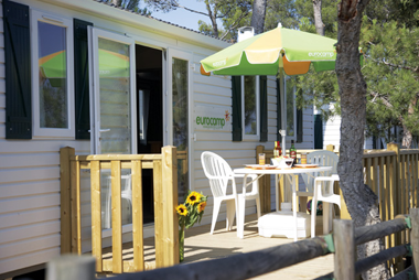 Vente privée Camping Vilanova Park – Terrasses pour certains mobil-homes