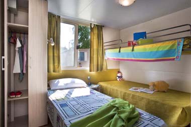 Vente privée Camping Norcenni Girasole Club – Chambre avec lits simples