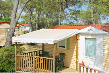 Vente privée Camping Oasis Village Club – Terrasse avec salon de jardin 