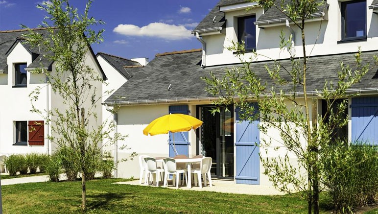 Vente privée Résidence 3* Le Domaine de Val Quéven – Terrasse avec mobilier de jardin dans chaque maison