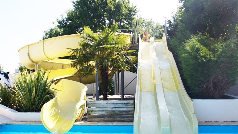 Vente privée Camping 3* Le Domaine des Guifettes – Piscine extérieure avec toboggan