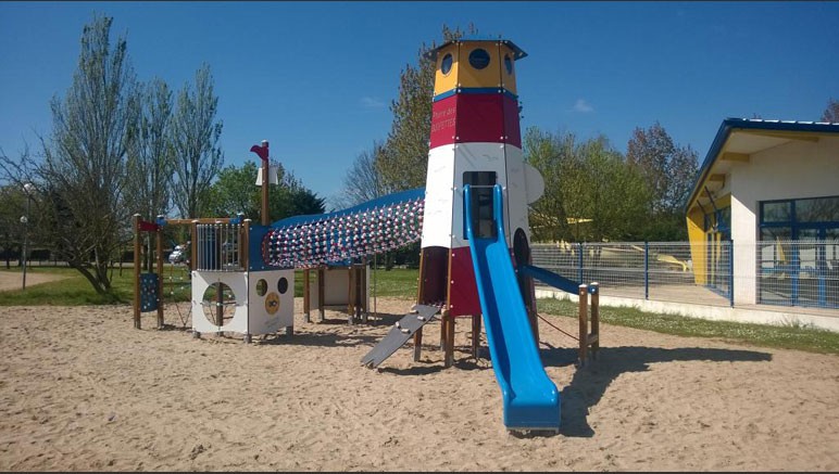 Vente privée Camping 3* Le Domaine des Guifettes – Aire de jeux pour enfants...