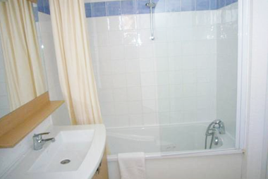 Vente privée Résidence Le Clôt La Chalp – Salle de bain avec baignoire