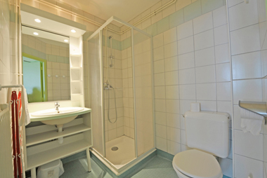 Vente privée Village Club VVF Les Estables – Salle de bain avec douche