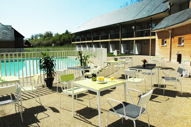 Vente privée Résidence hôtelière les Hauts de Honfleur – Terrasse au bord de la piscine