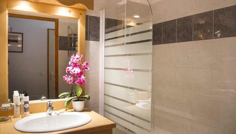 Vente privée Résidence 3* Les Hauts de Préclaux – Salle de bain avec douche ou baignoire