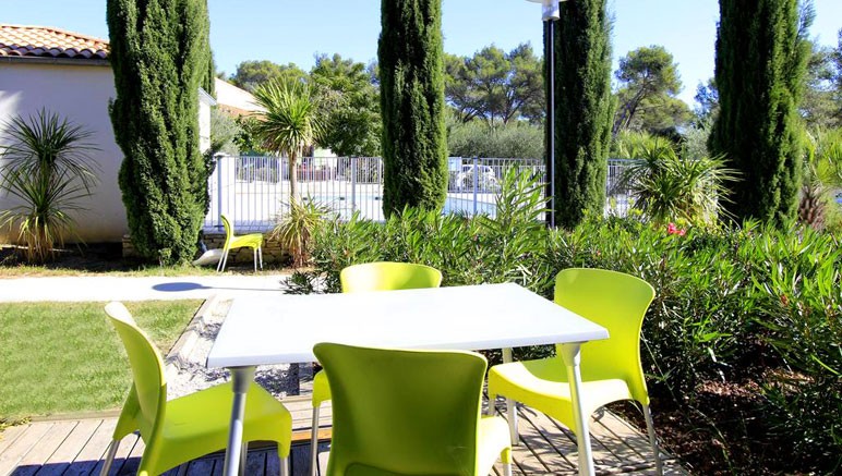 Vente privée Résidence 3* le Mas des Cigales – Votre terrasse avec mobilier de jardin