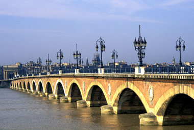 Vente privée Coeur de city Hôtel Bordeaux Clemenceau – Le Pont de Pierre, symbole de la ville