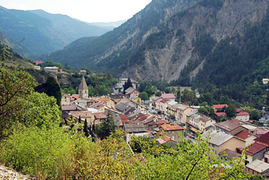 Vente privée Résidence Les Gorges Rouges – Vue sur le village de Guillaumes