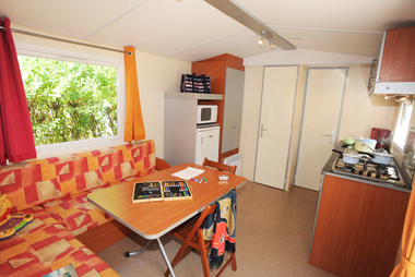 Vente privée Camping Les Almadies 3* – Séjour avec canapé convertible