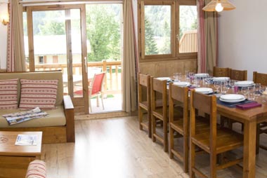 Vente privée Résidence Les Jardins de la Vanoise 4* – Coin repas ouvert sur le bacon