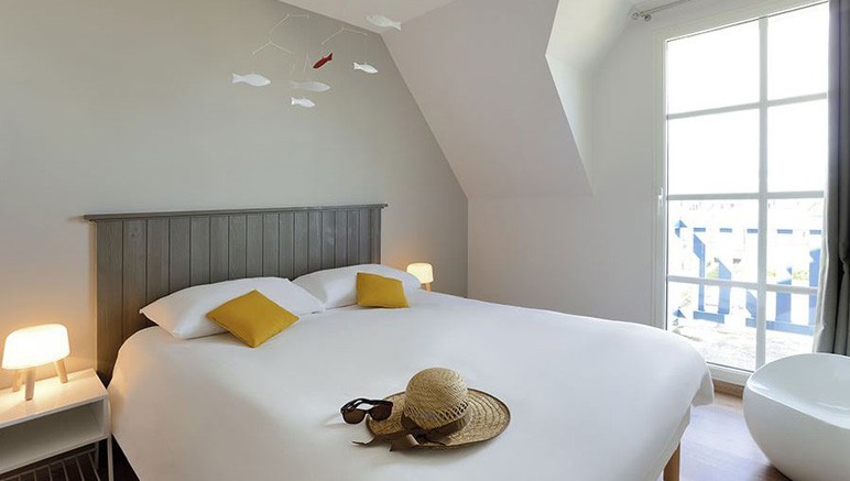 Vente privée Ibis Styles Deauville Villers Plage – Votre chambre tout confort avec lit double et télévision