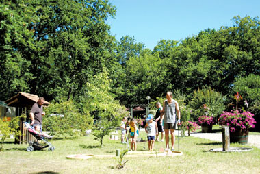 Vente privée Camping Les Acacias 4* – Mini golf du camping