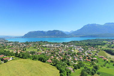 Vente privée Village Vacances Les Balcons du Lac d'Annecy – Vue sur le village de Sévrier