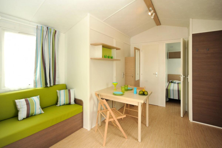 Vente privée Camping 4* Les Albères – Salon convivial avec coin cuisine ouvert