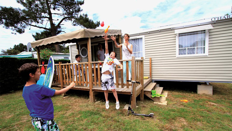 Vente privée Camping 4* Les Flots Bleus – Vous séjournerez dans un agréable mobil-home avec terrasse
