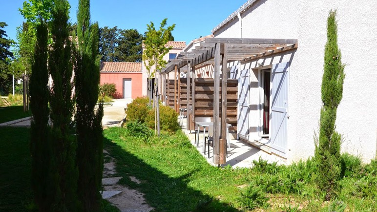 Vente privée Résidence 3* Le Domaine de Bacchus – Terrasse avec mobilier de jardin (photos variant selon logement)
