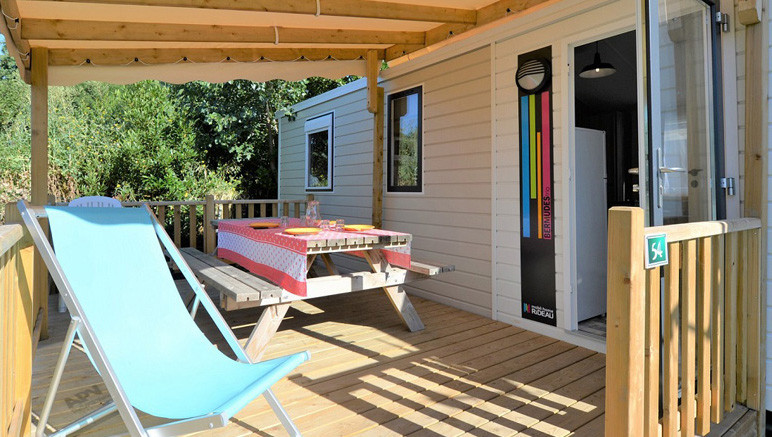 Vente privée Camping 4* Les Aventuriers de la Calypso – Votre mobil-home tout équipé avec terrasse et salon de jardin