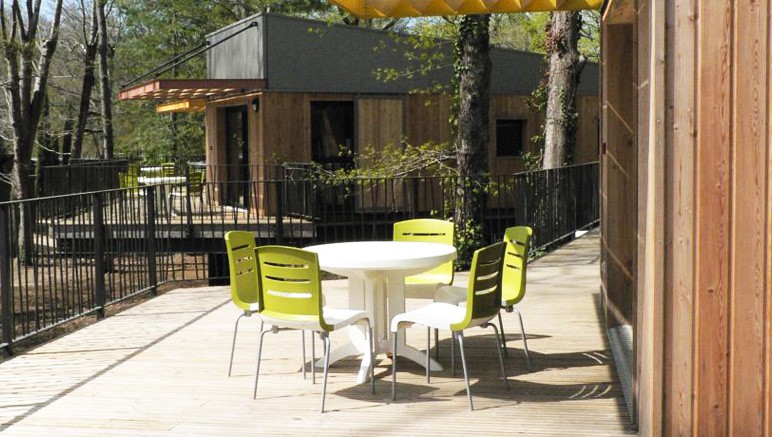 Vente privée Résidence Club La Riviera Limousine – Terrasse avec mobilier de jardin pour tous les gîtes