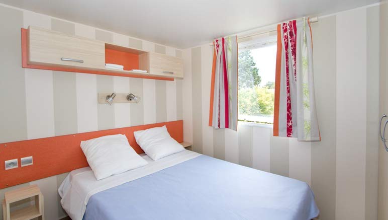 Vente privée Camping Les Abricotiers – La chambre confortable avec lit double (photos variant selon logement)