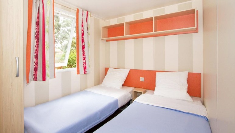 Vente privée Camping Les Abricotiers – La chambre avec deux lits simples (photos variant selon logement)