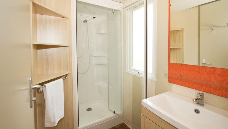 Vente privée Camping Les Abricotiers – La salle d'eau avec douche (photos variant selon logement)
