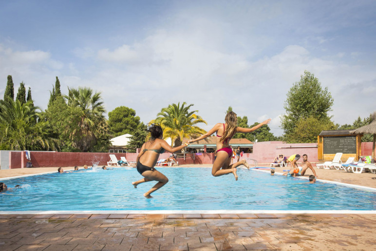 Vente privée Camping Les Abricotiers – Profitez de la piscine extérieure ouverte à partir de mai