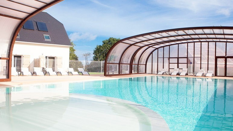 Vente privée Résidence 3* Le Domaine de la Corniche – La piscine extérieure couverte et chauffée, ouvert de mai à septembre