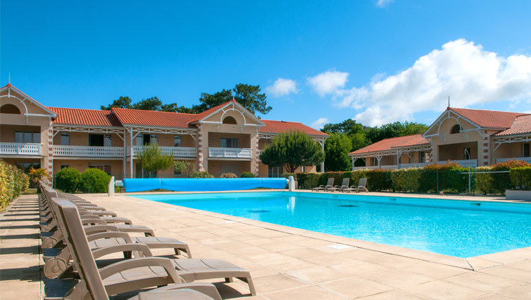 Vente privée Résidence 3* le Cordouan – La piscine extérieure ouverte de mai à mi-septembre