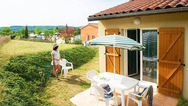 Vente privée Résidence Le Hameau de la Vézère 3* – Votre maison équipée avec terrasse et salon de jardin